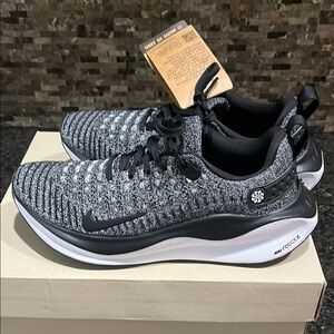 Nike Men's Black and Gray Running Shoes